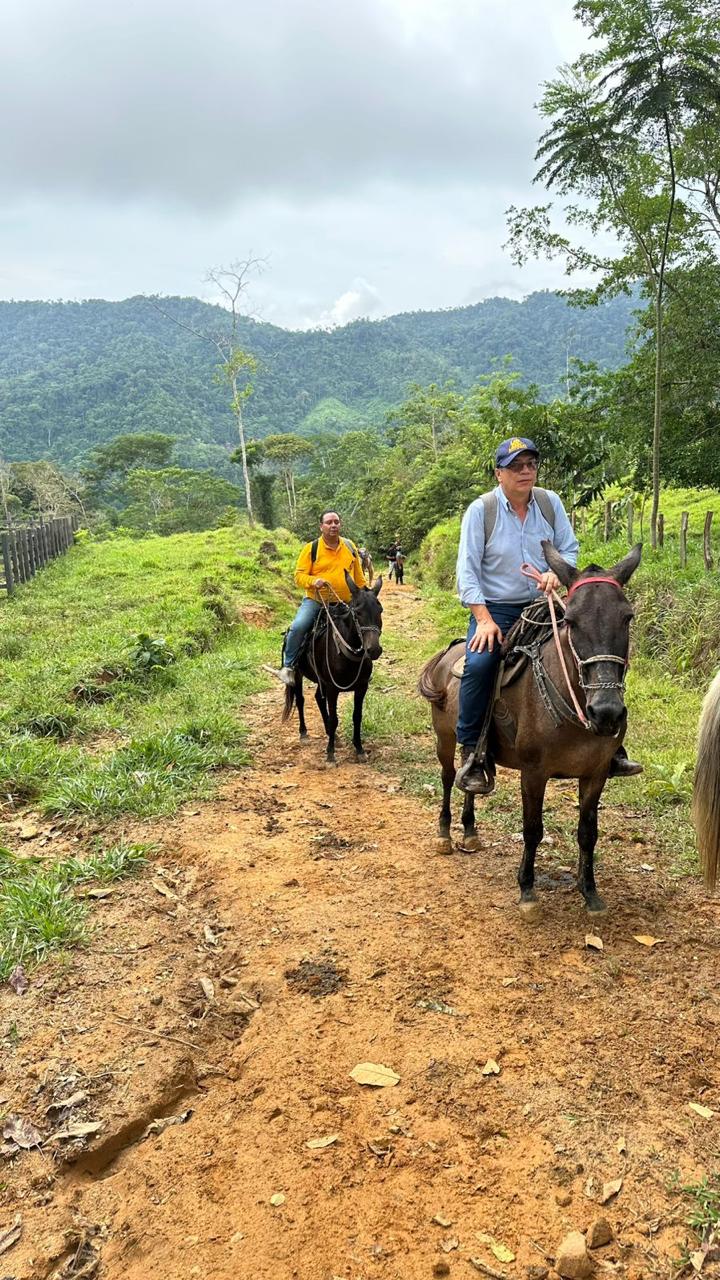 Dos hombres a caballo en un camino de montaña en Córdoba