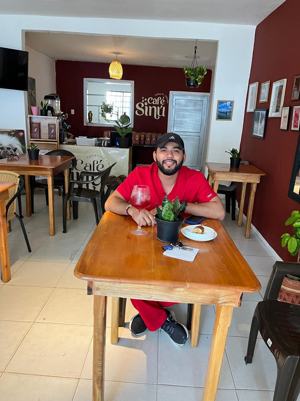 Mesa de la tienda Café Sinú con bebida y postre