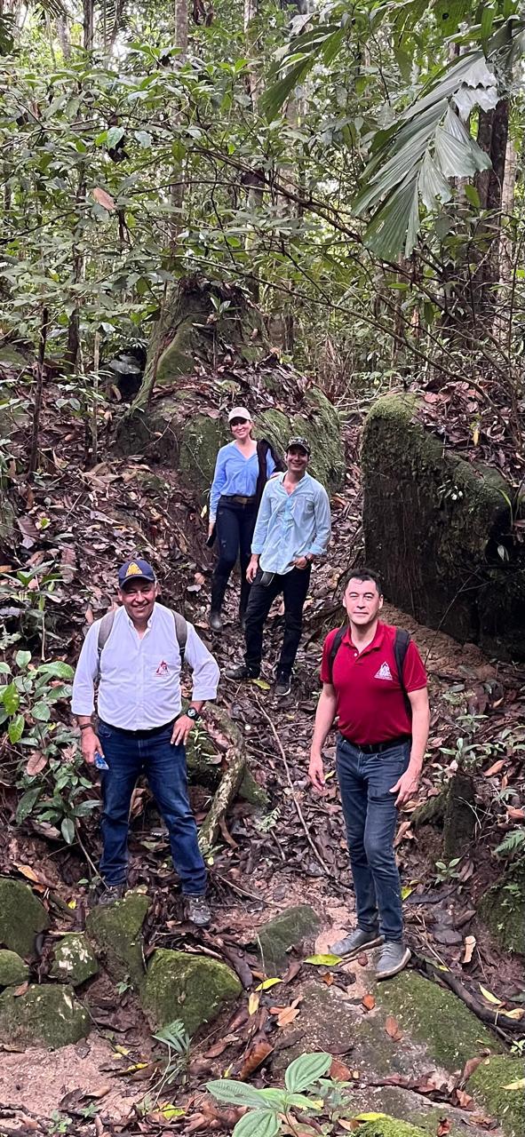 Equipo de Café Sinú caminando por el bosque nativo del Paramillo