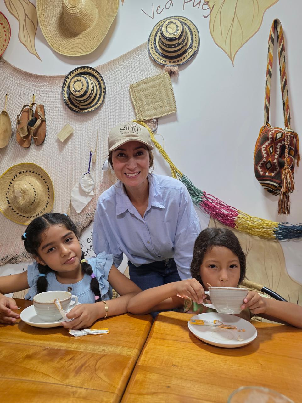 Familia compartiendo una taza de café en Café Sinú